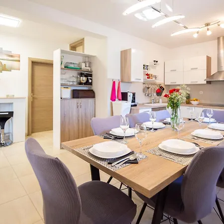 Gorgeous In With Kitchen Holiday home *